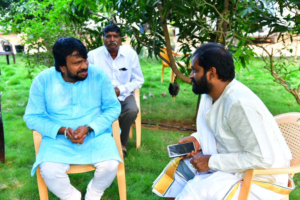 USrinivasGupta's tweet photo. తెలంగాణ రాష్ట్ర పర్యాటక శాఖ మంత్రి శ్రీ @VSrinivasGoud గారి తల్లి గారు.. శాంతమ్మ గారి మృతి పట్ల ప్రగాఢ సానుభూతి తెలిపుతూ.. ఈరోజు మహబూబ్నగర్లో వారిని కలిసి పరామర్శించి, వారి తల్లి గారికి సమాధి వద్ద పుష్���ాంజలి ఘటించి నివాళులర్పించడం జరిగింది. https://t.co/CumaZgl2QP