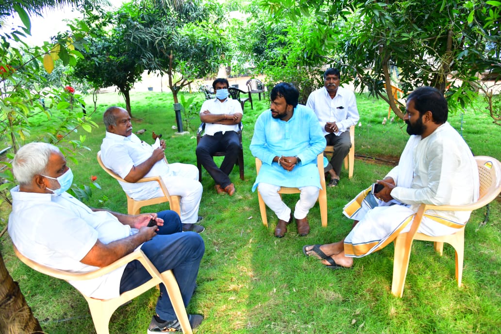 USrinivasGupta's tweet photo. తెలంగాణ రాష్ట్ర పర్యాటక శాఖ మంత్రి శ్రీ @VSrinivasGoud గారి తల్లి గారు.. శాంతమ్మ గారి మృతి పట్ల ప్రగాఢ సానుభూతి తెలిపుతూ.. ఈరోజు మహబూబ్నగర్లో వారిని కలిసి పరామర్శించి, వారి తల్లి గారికి సమాధి వద్ద పుష్���ాంజలి ఘటించి నివాళులర్పించడం జరిగింది. https://t.co/CumaZgl2QP