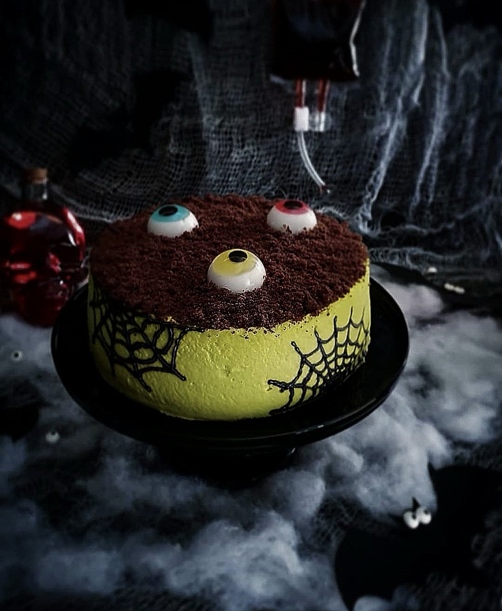 back_bienchen's tweet photo. Boooooo.... its Halloween time!👹
Das einfachste EVER!!! Dafür benötigt man einfach nur eine Torte aus der Tiefkühltruhe etwas Sahne, Lebensmittelfarbe und schaurige Halloween 👀👀👀 schon hast du deine perfekte Halloween Torte. #halloween2021 https://t.co/39Kz10H6Na