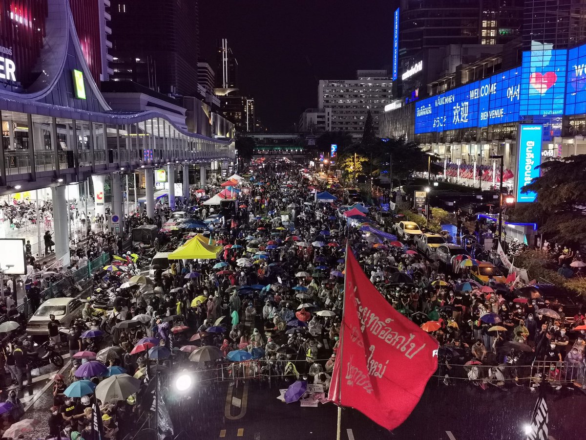sirotek's tweet photo. ชุมนุมราชประสงค์คนแน่นจากต้นจนจบ แต่ที่สำคัญกว่าจำนวนคือข้อเรียกร้องยกเลิก 112 

เสียดายครับที่ทีวีแทบทุกช่องไม่รายงานข่าวนี้โดยจงใจ สื่อไมได้มีหน้าที่แค่ปล่อยคลิปน้ำป่าเข้าเมือง,งูเข้าบ้าน, ตู่หัวคะมำ แต่มีหน้าที่พูดเรื่องจริงจังให้เท่าความจริงจังของประชาชนด้วยครับ #ม็อบ31ตุลา64 https://t.co/f8OxbP242P