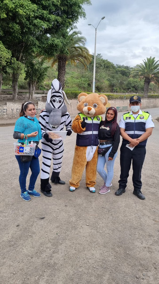 CTEcuador's tweet photo. #Azuay l Activación de la Unidad de Educación Vial en el Sector El Ramal, del cantón Santa Isabel.
Se socializó con  los conductores y peatones el respeto a las normas y señales de tránsito. https://t.co/M89gOR4Vm5