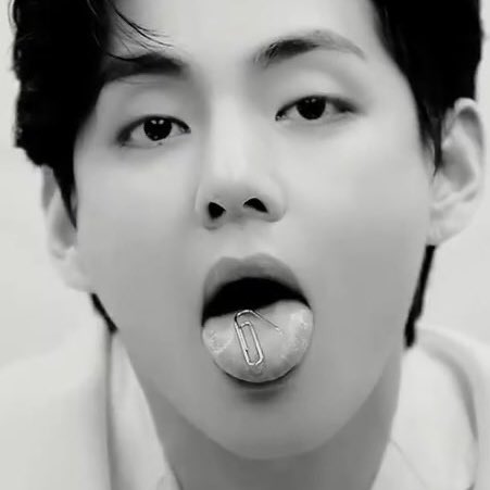 taejinmixtape's tweet photo. no but seokjin unlocking the prison doors to help taehyung break out https://t.co/kJLgACpTcE