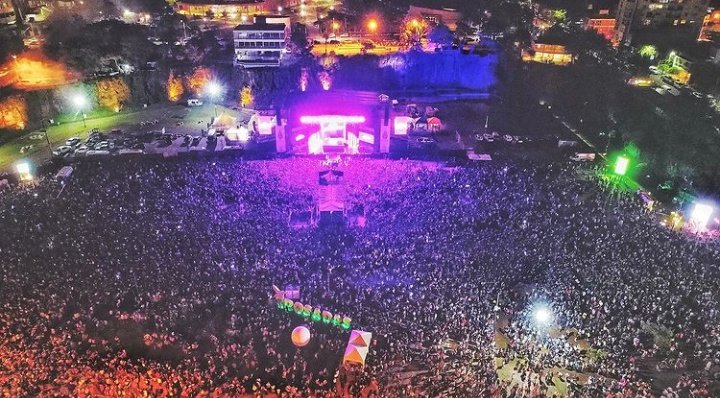 TINIData's tweet photo. Se confirma que el show de TINI en Posadas, Misiones asistieron 100.000 personas https://t.co/wzn0K4WmfJ