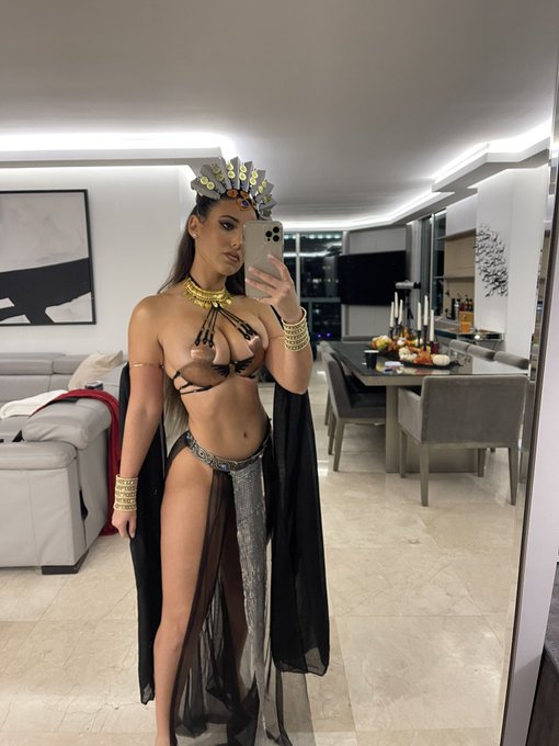 2 pic. Akasha queen of the damned https://t.co/E5zBOZjArV
