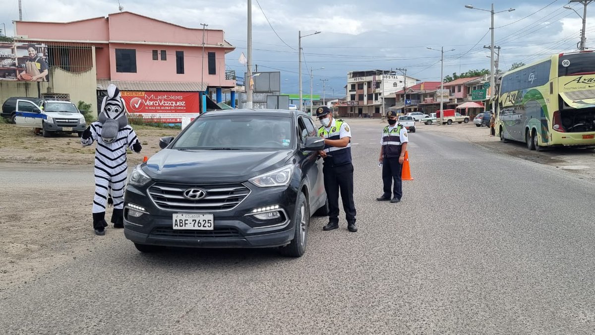 CTEcuador's tweet photo. #Azuay l Activación de la Unidad de Educación Vial en el Sector El Ramal, del cantón Santa Isabel.
Se socializó con  los conductores y peatones el respeto a las normas y señales de tránsito. https://t.co/M89gOR4Vm5