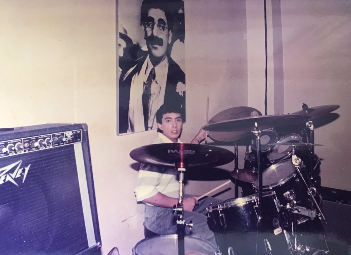 oarauz31's tweet photo. La vida y sus constantes motivos para agradecer. Hoy, celebro mis #53 🎁 con dos imágenes de los 80’s #GrouchoPub La casa que tanto nos regaló 2) En los preparativos, antes de asistir al Primer Festival CA de Rock en SJ, CR. junto a mis hermanos de #PesoNeto 💕 #VampiroAbstemio https://t.co/0ilc9DU90F