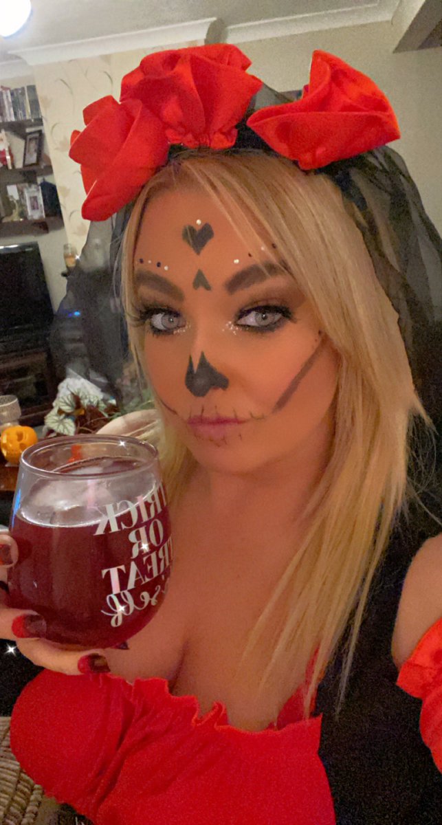 AmyLauraKing1's tweet photo. #halloween2021 #dayofthedead #TrickOrTreat https://t.co/FAAJH2p0bT