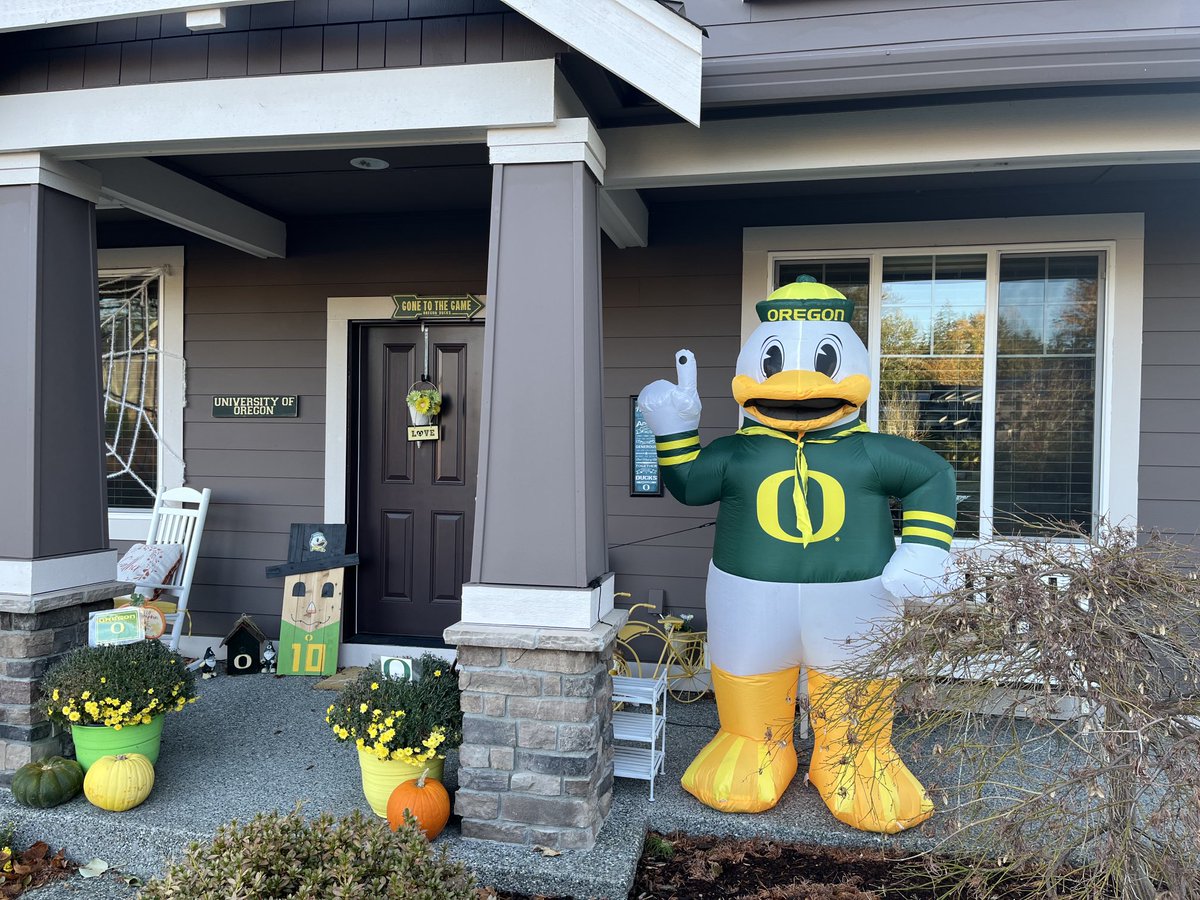 raabenducks1's tweet photo. @justfollow61 This bad boy staying up all week! #huskyhateweek #GoDucks https://t.co/XIEsL1yEjw