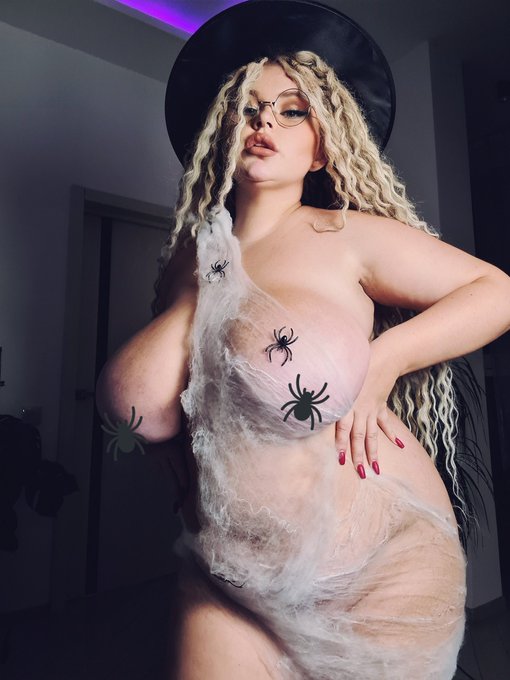 2 pic. Happy Halloween ? ?? https://t.co/hpUIObadNp