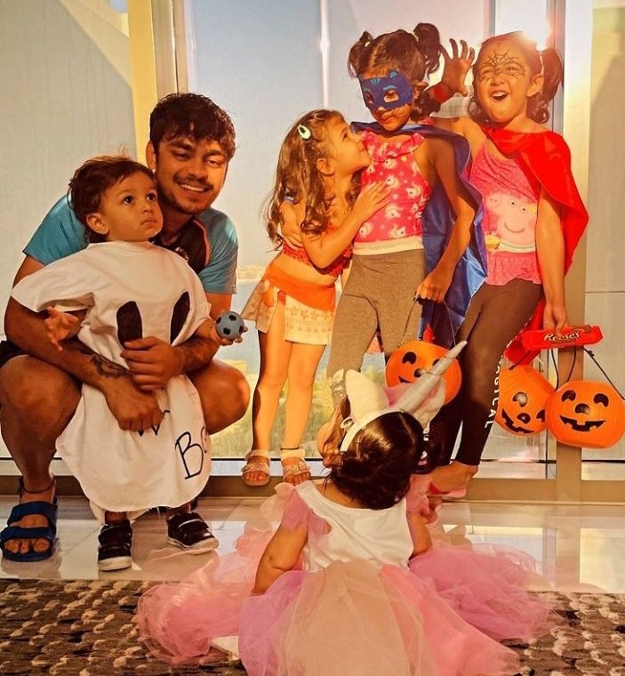 imr_right777's tweet photo. #INDvsNZ
Indian players are busy in halloween https://t.co/Bl5197eC3b