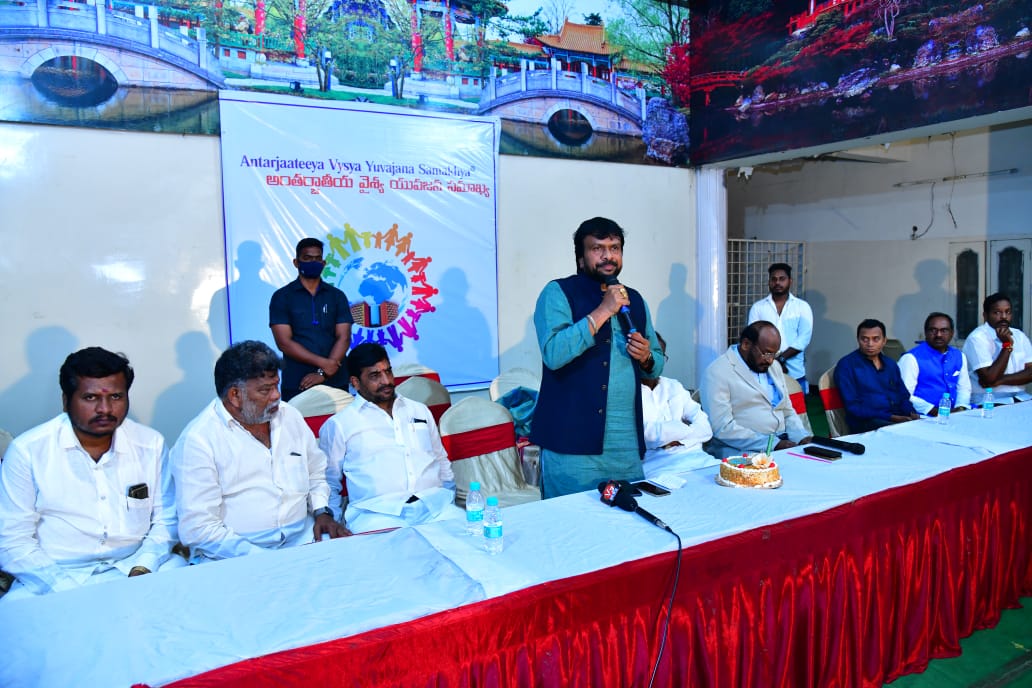 USrinivasGupta's tweet photo. శేరిలింగంపల్లి, చందానగర్ లో 
ఈరోజు జరిగిన అంతర్జాతీయ వైశ్య యువజన సమాఖ్య కార్యక్రమంలో పాల్గొనడం జరిగింది. https://t.co/81ol73guF5
