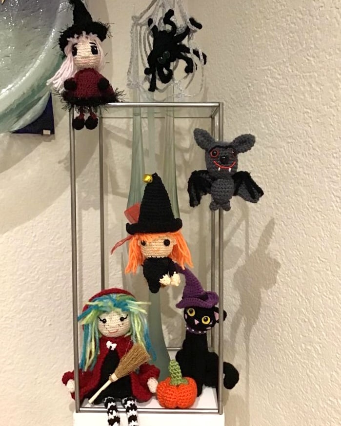 mimigurumi64's tweet photo. Con esta fotito de toda la colección de Halloween me despido de esta increíbles época del año. 
 #pumpkin #october #mimigurumis #crochet #otoño #halloweenamigurumis #brujas #brujassalem https://t.co/znWTZQNMdj