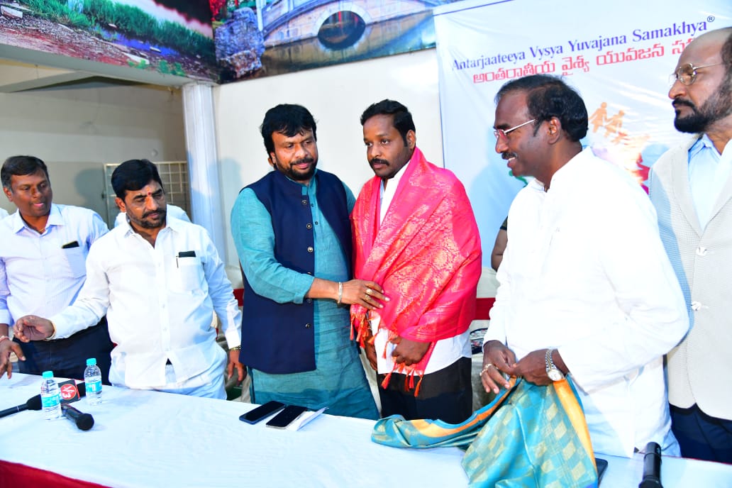 USrinivasGupta's tweet photo. శేరిలింగంపల్లి, చందానగర్ లో 
ఈరోజు జరిగిన అంతర్జాతీయ వైశ్య యువజన సమాఖ్య కార్యక్రమంలో పాల్గొనడం జరిగింది. https://t.co/81ol73guF5