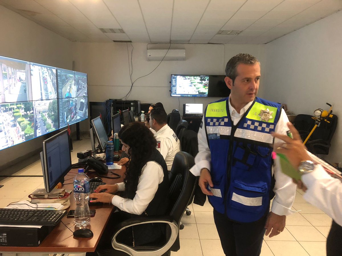 agCussi's tweet photo. #FinDeMuertos #C4

Estuve en el C4 de @Policia_Morelia para supervisar su funcionamiento y pedirle a sus operadores estar muy atentos de morelianos y visitantes.

Muy contento de ver avance,en 2 meses ya están vinculadas más de 300 cámaras particulares para cuidar la ciudad. https://t.co/pFzuZDSzNc