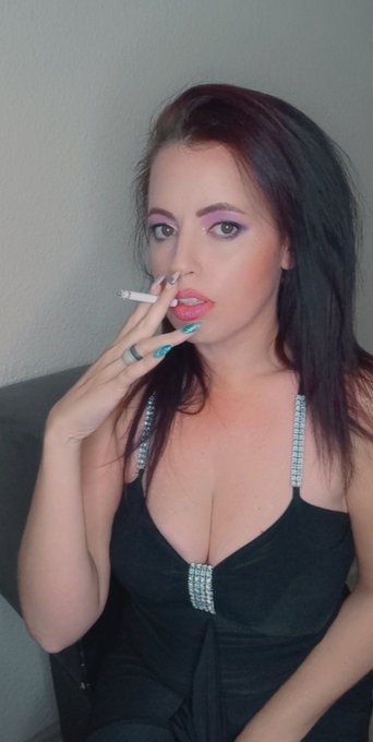 2 pic. MwhaKiss mark go visit Onlyfans https://t.co/Kkm3xflVwn #busty #cleavage #tits #drinking #cigarette