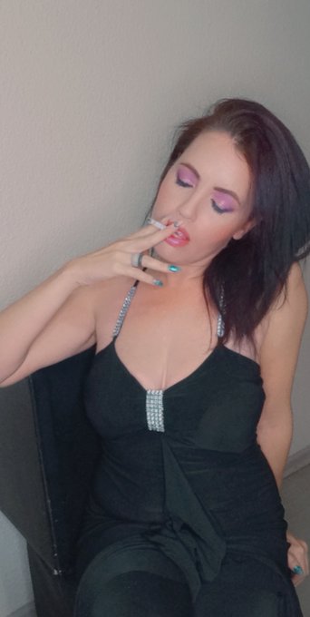 3 pic. MwhaKiss mark go visit Onlyfans https://t.co/Kkm3xflVwn #busty #cleavage #tits #drinking #cigarette