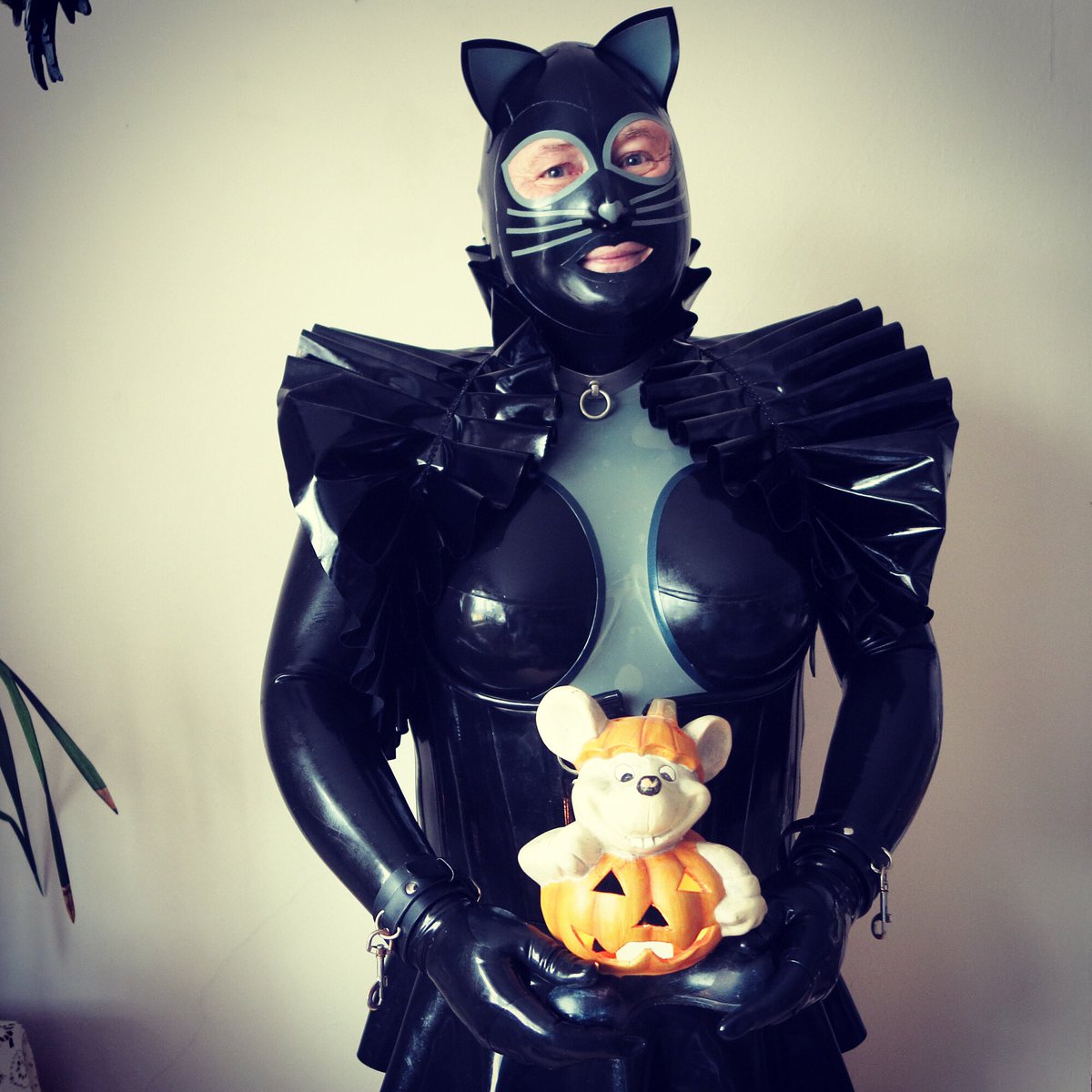 Katzentatze1963's tweet photo. Even as a cat you can love mice. My contribution to this year's Halloween.
#catsuit #BBC #fantasticrubber #feitico #latexoutfit #latexcatsuit #bbc #feiticomask #rubberdoll #fetishmodel #rubberfun #fetishlife #latexlover #latexfashion #shooting #halloween #yourshape #corset https://t.co/OPRIcdoQMG