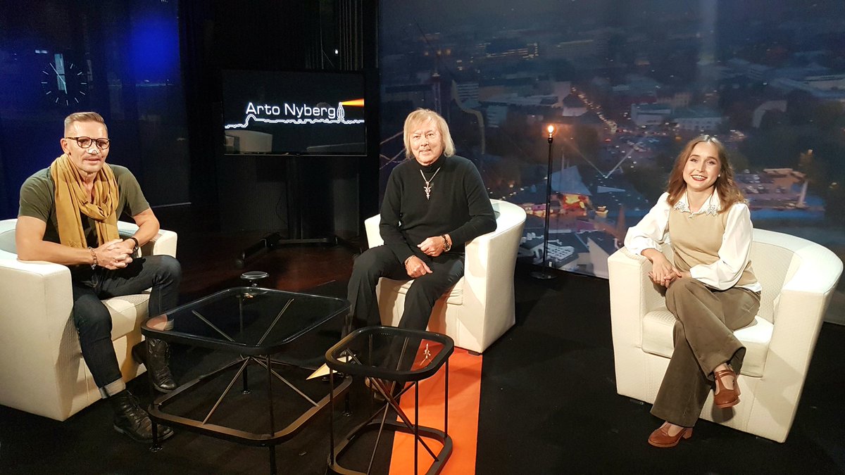 Suora @artonyberg klo1845 <a href="/YleTV1/">Yle TV1</a> : <a href="/samisaikkonen/">Sami Saikkonen</a> , Danny ja pappansa kanssa laulava Lotta-Sofia Saahko.