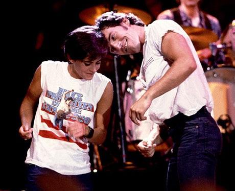 Брюс спрингстин и кортни кокс. Брюс спрингстин и кортни кокс. Bruce springsteen dancing in the dark. Springsteen dancing in the dark. Кортни кокс в клипе брюса спрингстина.