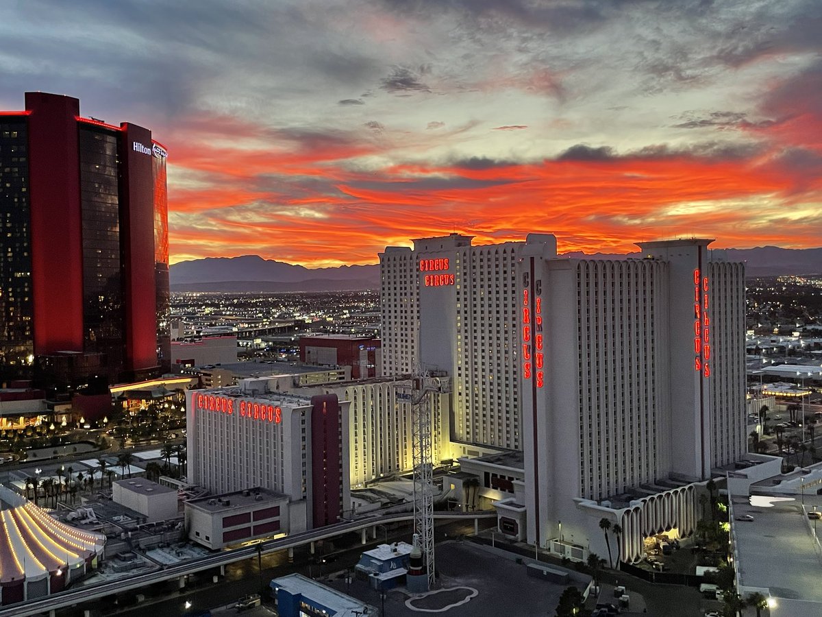 KevinBooth_NV's tweet photo. Vegas sunset #nofilterneeded #highriseliving https://t.co/OjSWLU643m