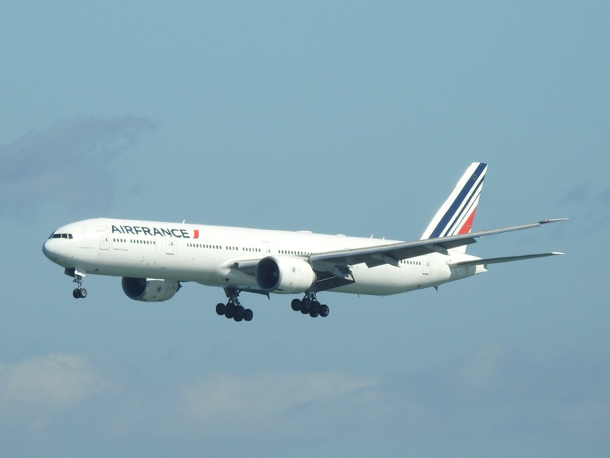 veryboeing's tweet photo. Air France #B777 -328(ER) #FGSQY landing KSFO https://t.co/ezckNbmYQn