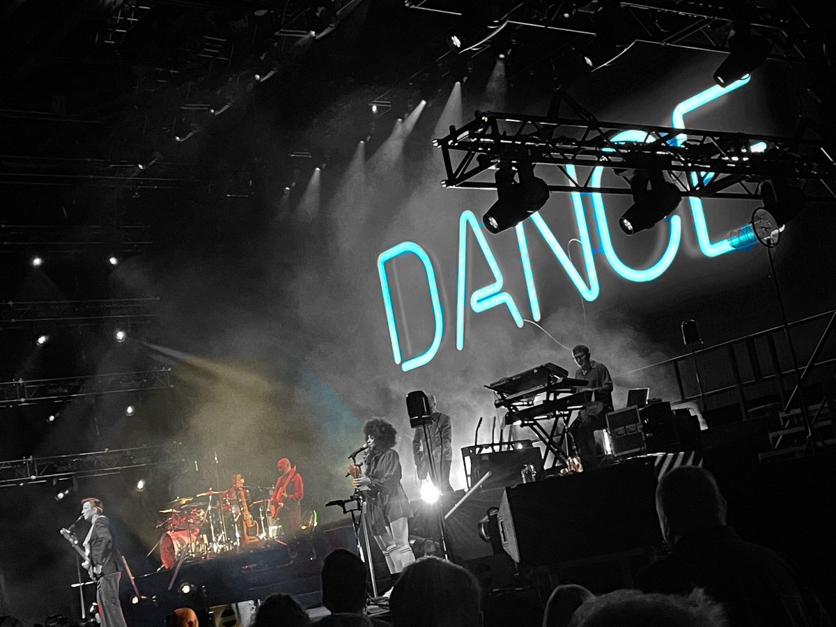 thepoolref's tweet photo. @rickastley Not forgetting the 6 crew behind you👌🏴󠁧󠁢󠁷󠁬󠁳󠁿 https://t.co/0X7PAhsn4v