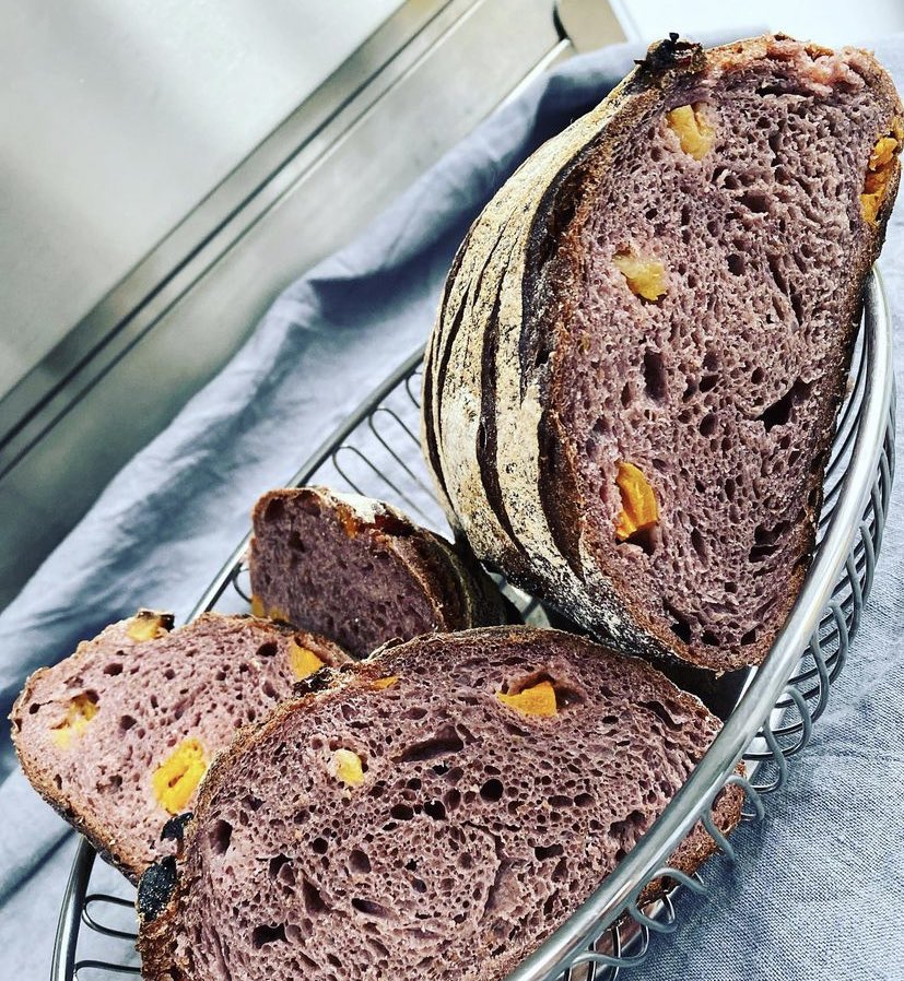 Love this Halloween-themed bread by #culturedbreadbakery! 🎃 Black rice flour and dried apricot add the distinctive colouring!

Find your local @breadangels micro bakery: bit.ly/BuyRealBread