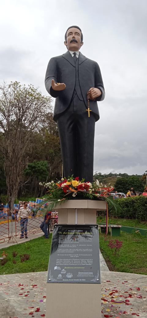 Junto al pueblo boconés, representantes del Clero, del MG Raúl Paredes titular del MPP de Obras Publicas, de <a href="/ZerpaJeniree/">Jeniree Zerpa</a> Viceministra de Gestión Popular del <a href="/mppaaguas/">MinAguas</a> pedimos a nuestro Beato Dr José Gregorio Hernández, que proteja y bendiga nuestra Patria Venezuela 🇻🇪