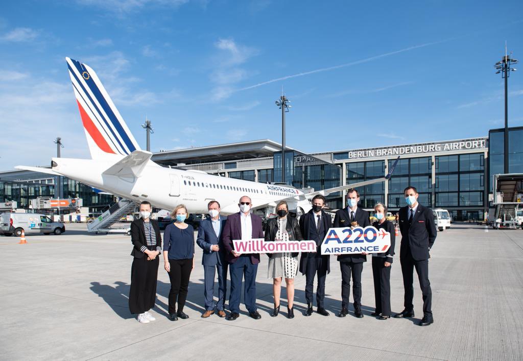 AFnewsroom's tweet photo. Danke &amp; Thank you @berlinairport for the warm and sunny welcome reserved today to our brand new #AirFranceA220 on its first commercial flight ✈️! https://t.co/TSF3tTnijm https://t.co/bnuX3pgRdP