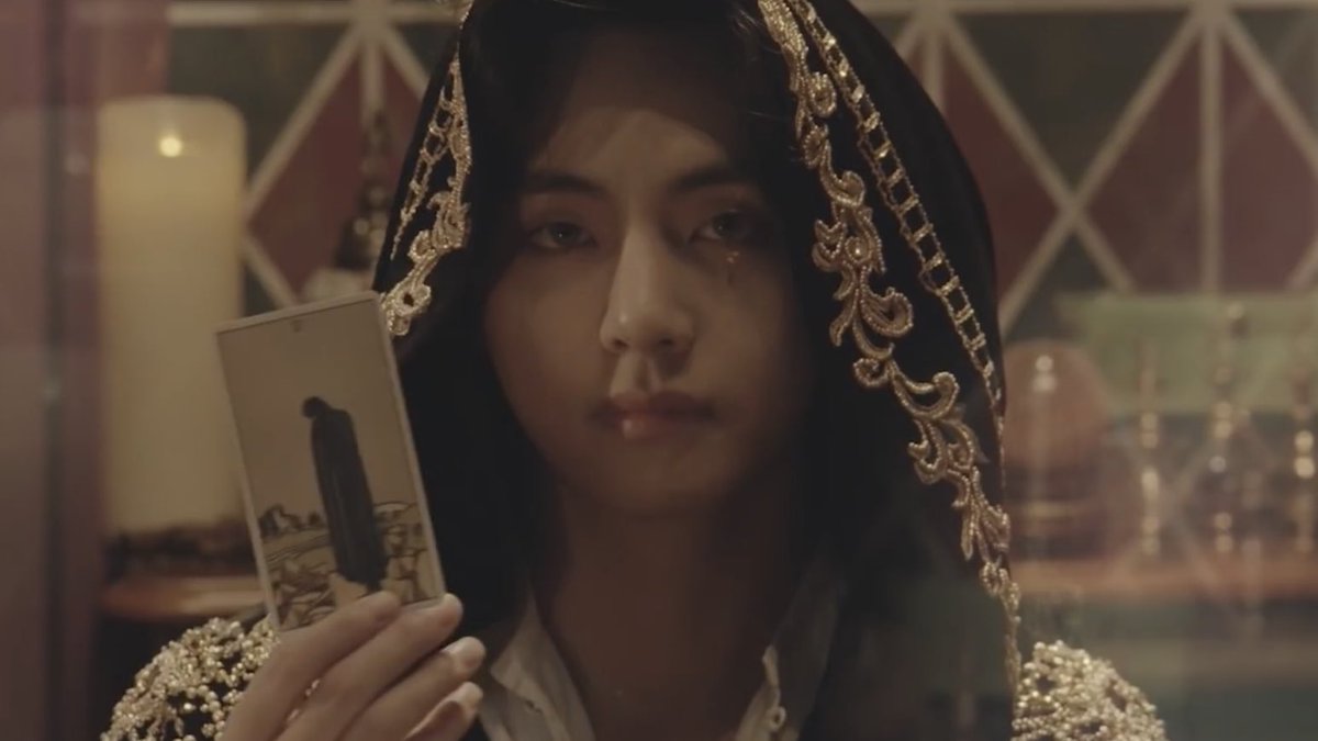 EvitaOfelia's tweet image. Me :Mr #fatereader can you read my fate!? 
Him : imprisoned in my love cage 4ever.       
#KimTaehyung