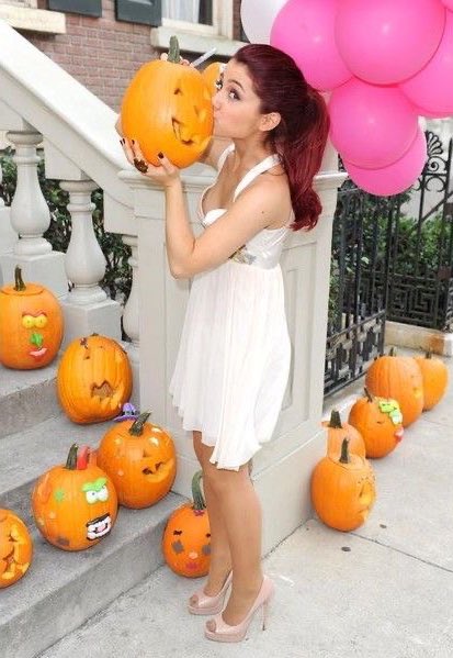 thinkerarishawn's tweet photo. happy halloween https://t.co/mNJ51Cv8jS
