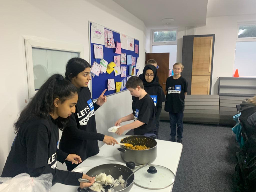LetsBe_F's tweet photo. SUNDAY CURRY KITCHEN: Some of our junior volunteers joined us today to help out at our Curry Kitchen - supporting the homeless and people in need. Our senior volunteers did a great job training the new recruits.
#supportingpeopleinneed
#homelessness
#youthsocialaction https://t.co/H9t5MzpGEe