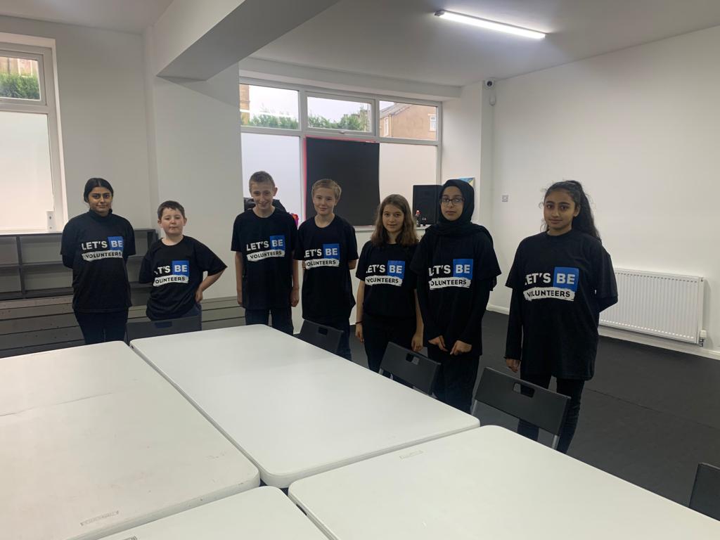 LetsBe_F's tweet photo. SUNDAY CURRY KITCHEN: Some of our junior volunteers joined us today to help out at our Curry Kitchen - supporting the homeless and people in need. Our senior volunteers did a great job training the new recruits.
#supportingpeopleinneed
#homelessness
#youthsocialaction https://t.co/H9t5MzpGEe