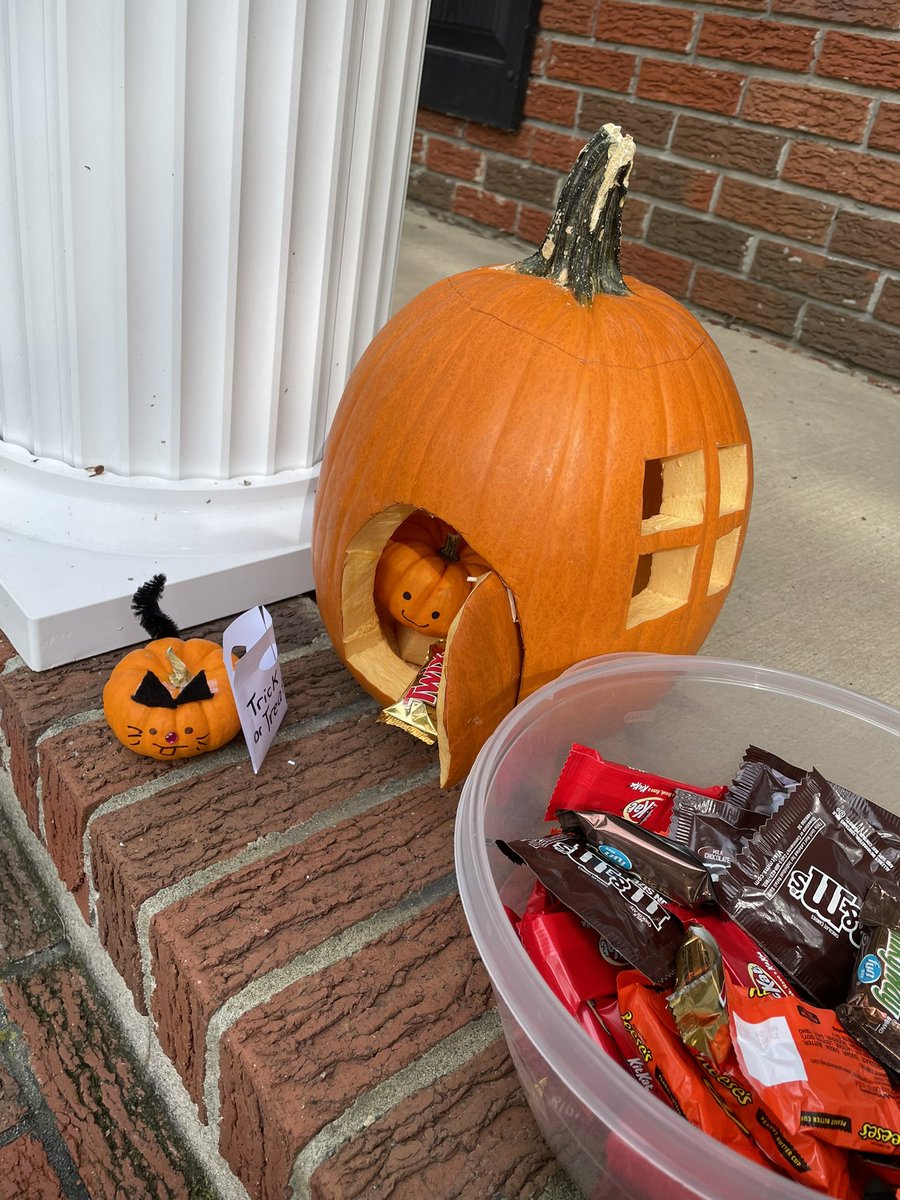 trickorreadath1's tweet photo. #trickorreadathon Happy Halloween everyone!!! Got the porch ready for the Trick-or-Treaters 🎃👻📚 https://t.co/aJoaIlavkY