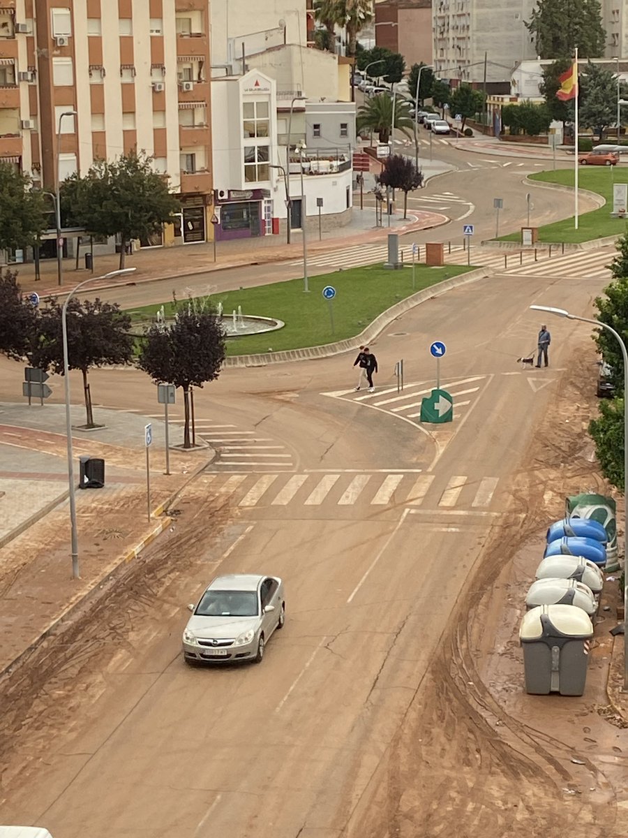 miguel_garvi's tweet photo. Buenas tardes @AlcaldiaAlm 24 horas más tarde… ¿Tenemos que esperar a que haya un atropello? ¿Una caída? La acera está INTRANSITABLE https://t.co/bCnmwZpjOe