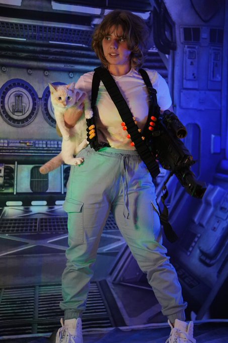 HAPPY HALLOWEEN B*TCHES https://t.co/Fe1eft8PYG