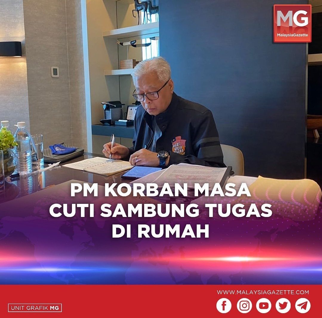 infodemik's tweet photo. Pegawai Ismail Sabri ckp, PM9 gigih sambung kerja kat rumah walaupun cuti.

Oi, musibat! Saja lah nk habaq mai kat hang kot hang bodo. Bersepah-sepah org sambung kerja kat rumah! Cikgu salah satunya. 

Aku klu gaji mcm PM, jgn kata cuti, tgh mandi pun aku boleh sambung kerja! https://t.co/cP1FfCiWLK