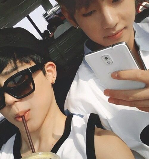 leighvjmin's tweet photo. 📱🥤 https://t.co/XQ3OHs6jWu