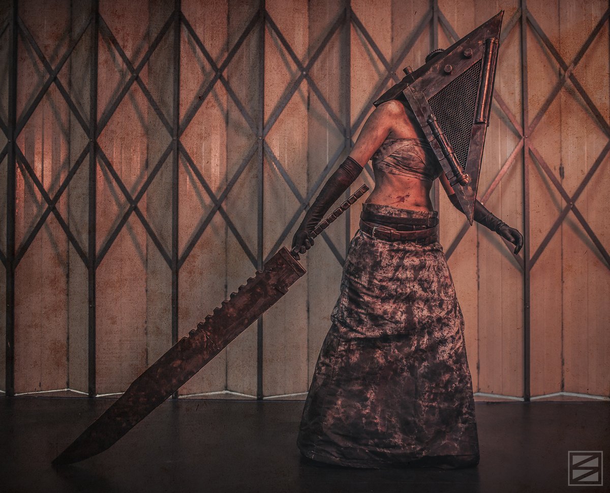 Пирамидоголовый из запретных фантазий - косплей от Джессики Нигри на монстр...