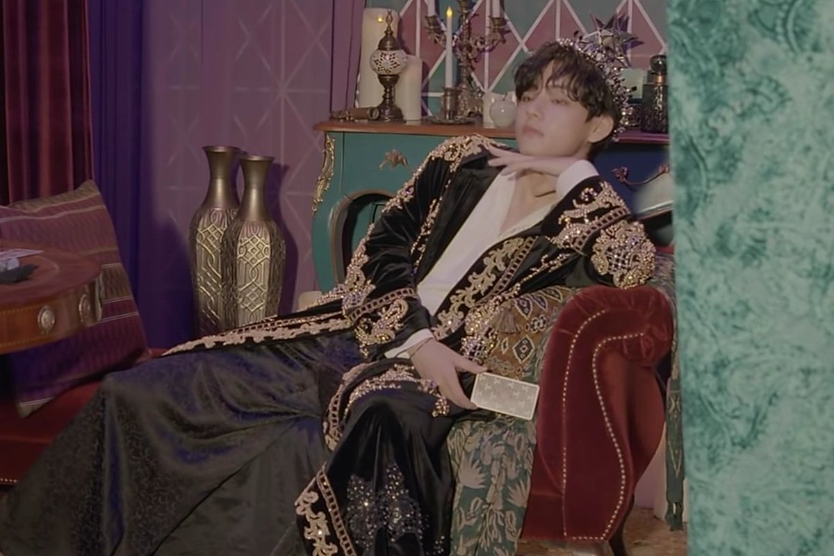 HERAG1006's tweet image. KIM TAEHYUNG 

2022 Seasons Greeting 

#FateReader 
#V
#TAEHYUNG