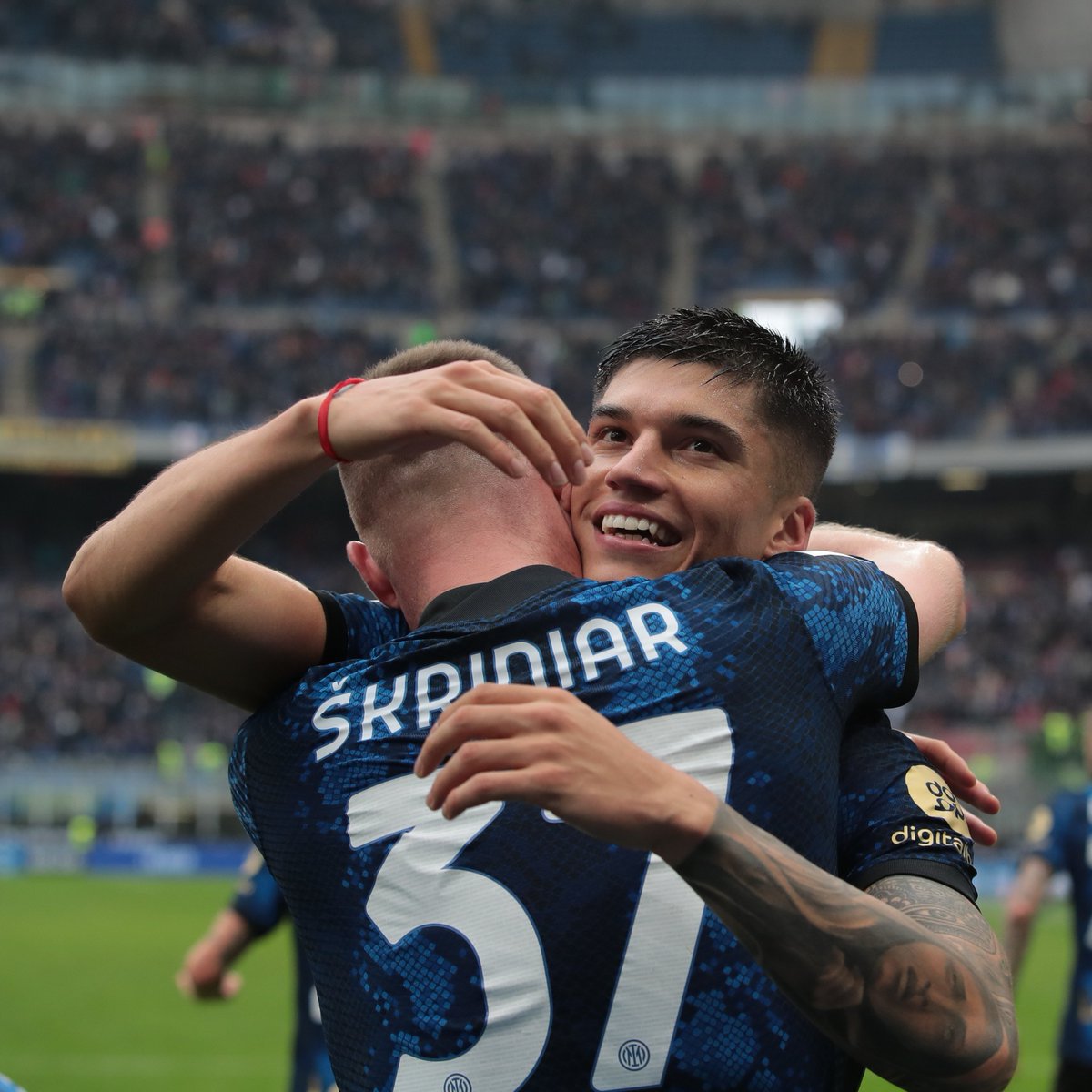 Inter's tweet photo. 📸 | FOTO 

Teammates ⚫🔵💪

#ForzaInter #InterUdinese https://t.co/iHrvGRuzwi
