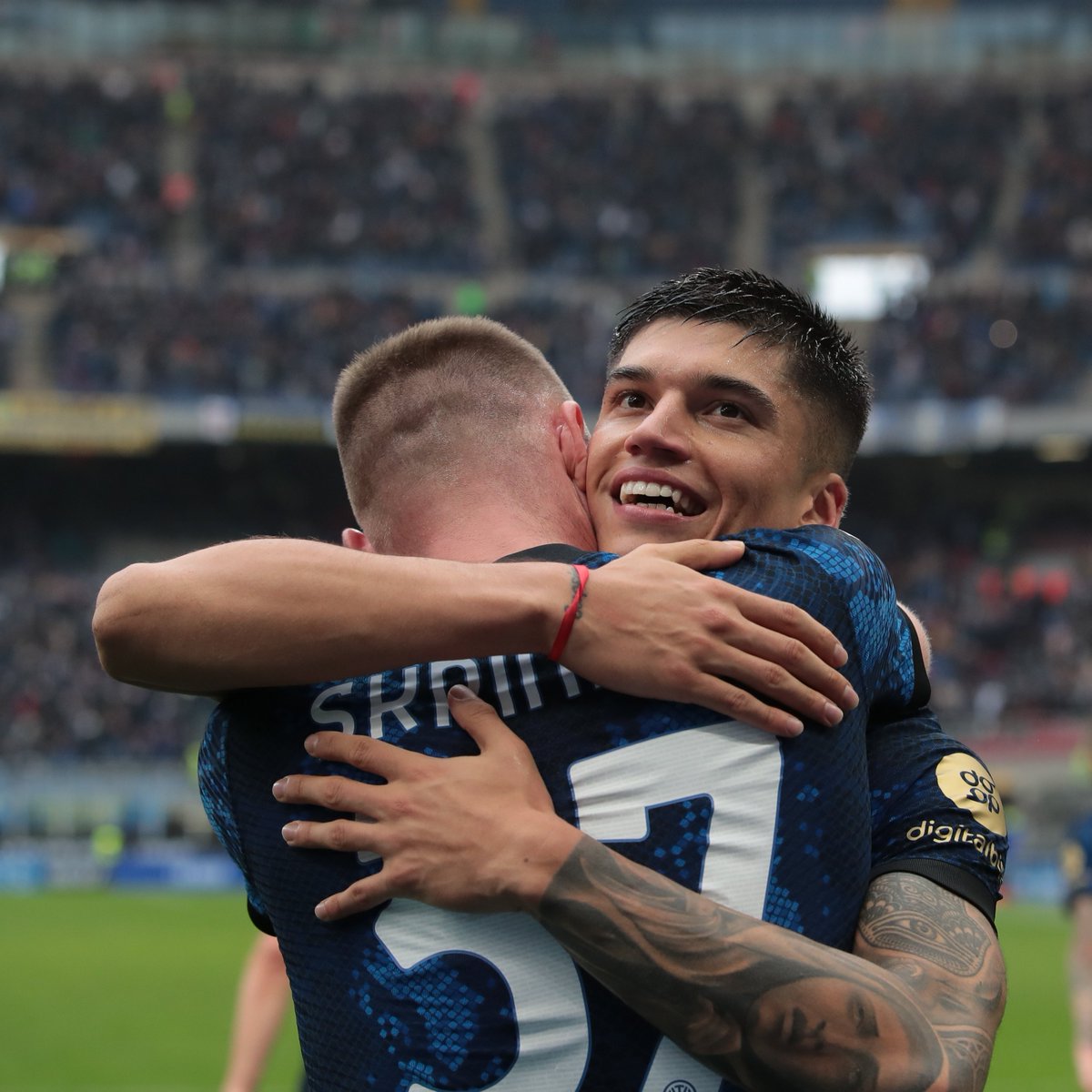 Inter's tweet photo. 📸 | FOTO 

Teammates ⚫🔵💪

#ForzaInter #InterUdinese https://t.co/iHrvGRuzwi
