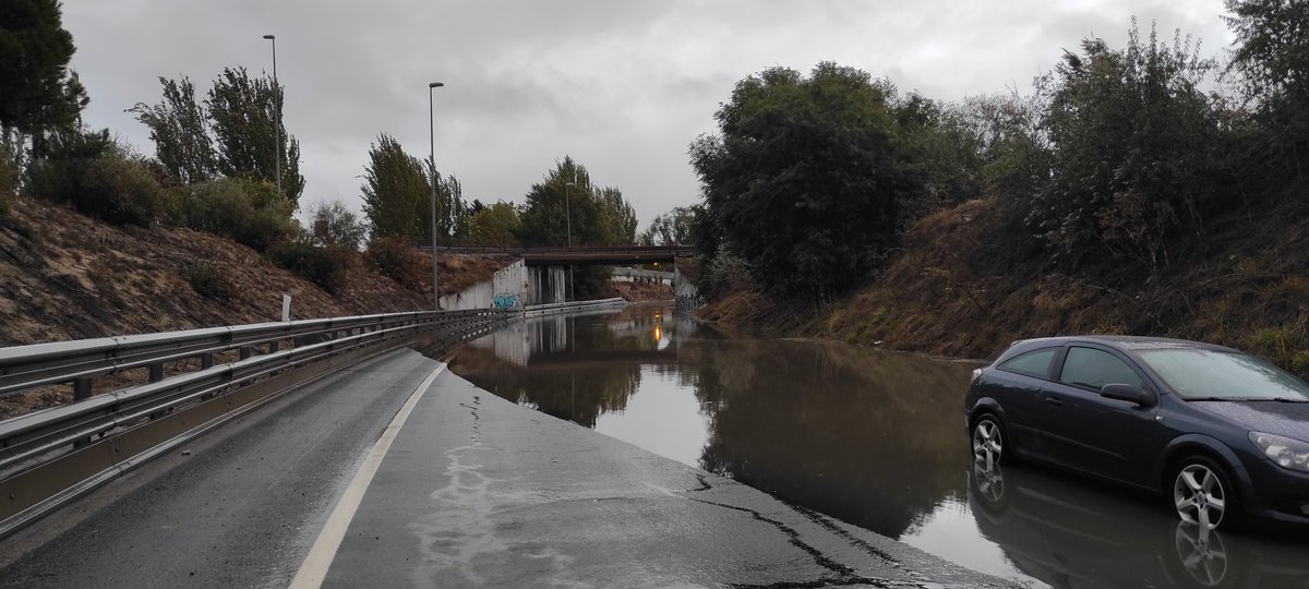 BomberosFuenla's tweet photo. Intervenimos en el km 19 de la M-506 por inundación.
Actualmente cortado al tráfico este tramo sentido Móstoles. Vía de servicio abierta. https://t.co/drSiq0PNX7