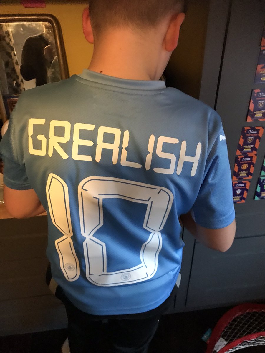 sambevan6's tweet photo. Eating pizza with his coat on so he doesn’t get any on his new @JackGrealish top @ManCity https://t.co/Y6cBBfq0sP