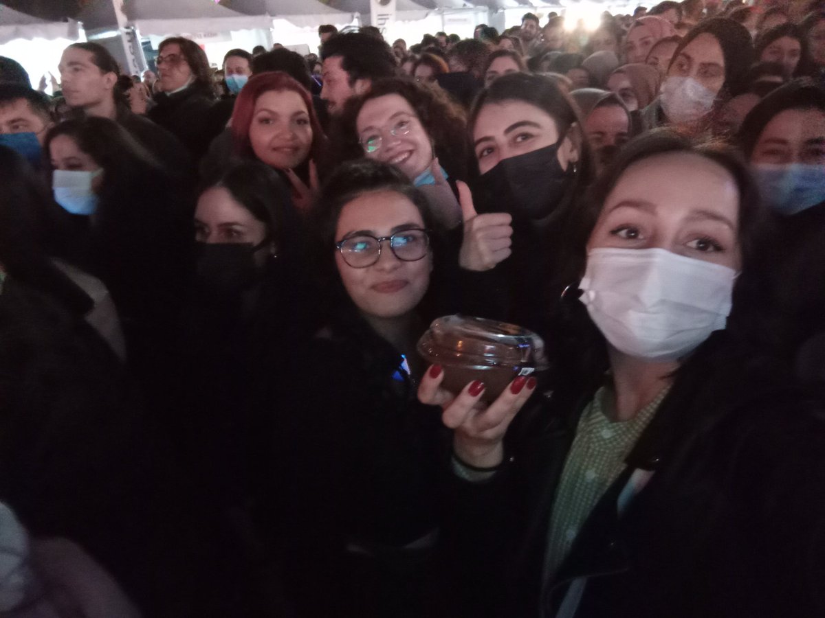 Sizce Pera konserinde bize profiterol fırlatılmış mıdır?
<a href="/peraband/">PERA</a> 
<a href="/BySempatik14/">Yusuf Erbaş</a>