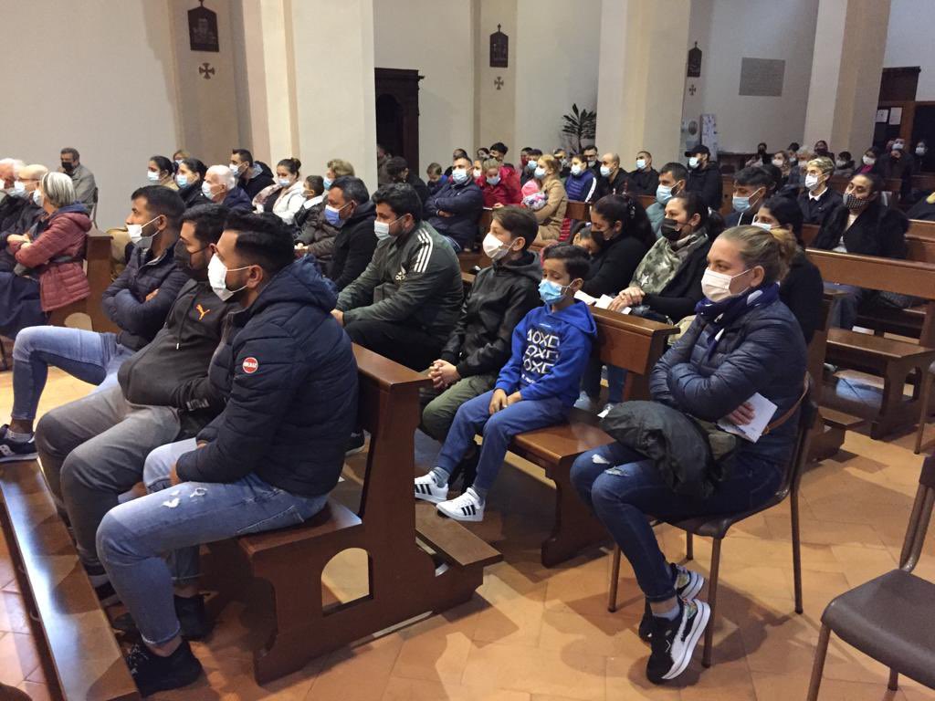 #Milano preghiera <a href="/santegidionews/">Comunità di Sant'Egidio</a> per gli amici #rom #sinti, come Saban, morta mentre cercava vestiti in un cassonetto, Costel,bruciato nel tentativo di scaldarsi, la piccola Elena affogata in una roggia. Con loro don Mario Riboldi, uomo buono, che li amava ed ed è morto a giugno