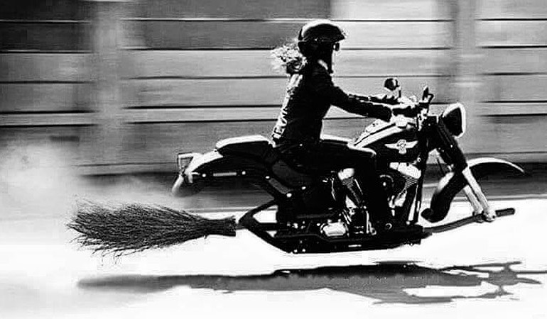 ✅ Ehhh pilotos!!!
Feliz noche. Nosotros vamos a montar un #aquelarre para que las #brujas nos ayuden y nos veamos pronto.
"Ojo de dragon 🐉, ala de murciélago 🦇 , lengua de sapo 🐸 ... que todos los problemas se vayan en un rato..."
#MXCandamo #halloween2021 #HappyHalloween2021