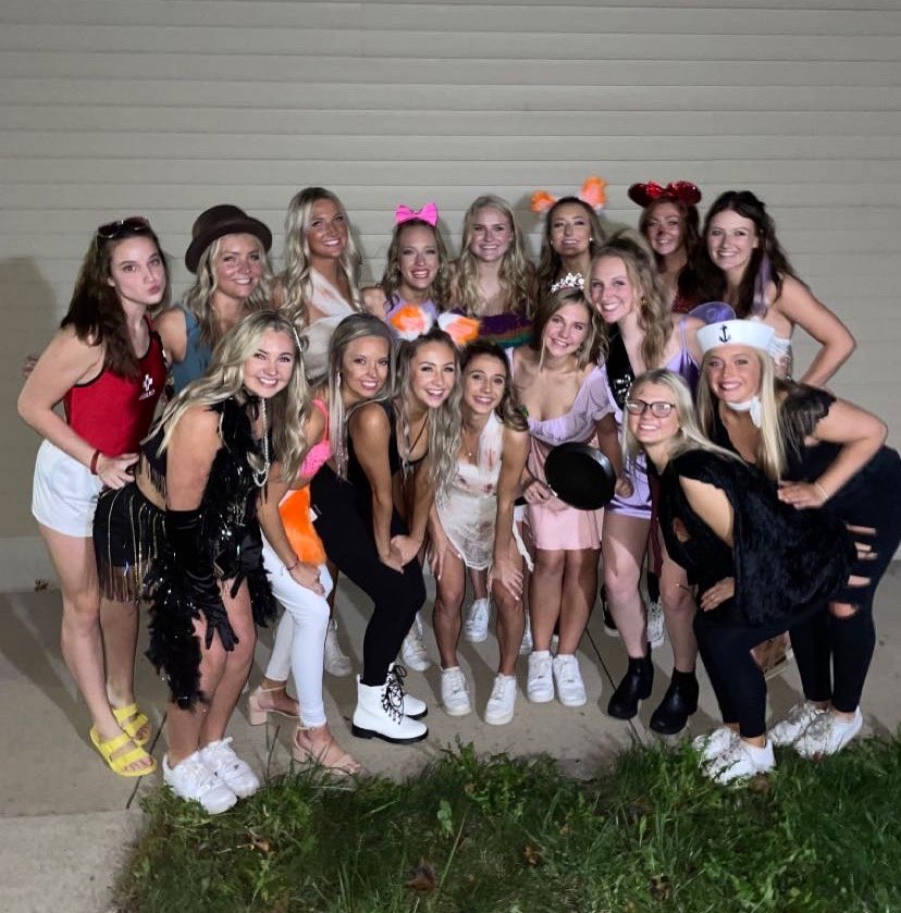 UNIDanceTeam's tweet photo. Happy Halloween! https://t.co/PPYwRShdG6