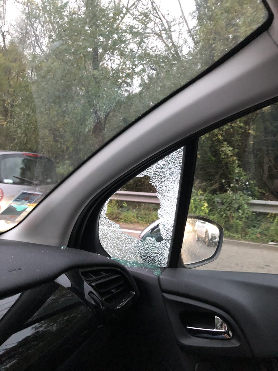 Soso_ykv's tweet photo. Jour de match a la Mosson avec un ami. Je suis assez dégoûté d’avoir retrouvé ma vitre cassée. Je continuerai d’aller au stade, mais ces agissements peuvent aussi expliquer les affluences immondes chaque week-end. Tout ça pour une vieille paire de crampons. @MontpellierHSC https://t.co/g2kHi1Kak1