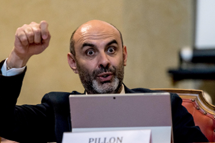 un pelato che inneggia alla rivoluzione proletaria <a href="/SimoPillon/">Simone Pillon</a> che colpo di scena